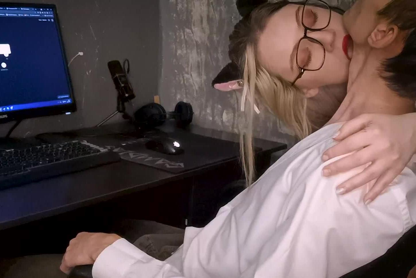 phim sex thúy ngân Anh trai phát hiện eny làm gái bao qua mạng